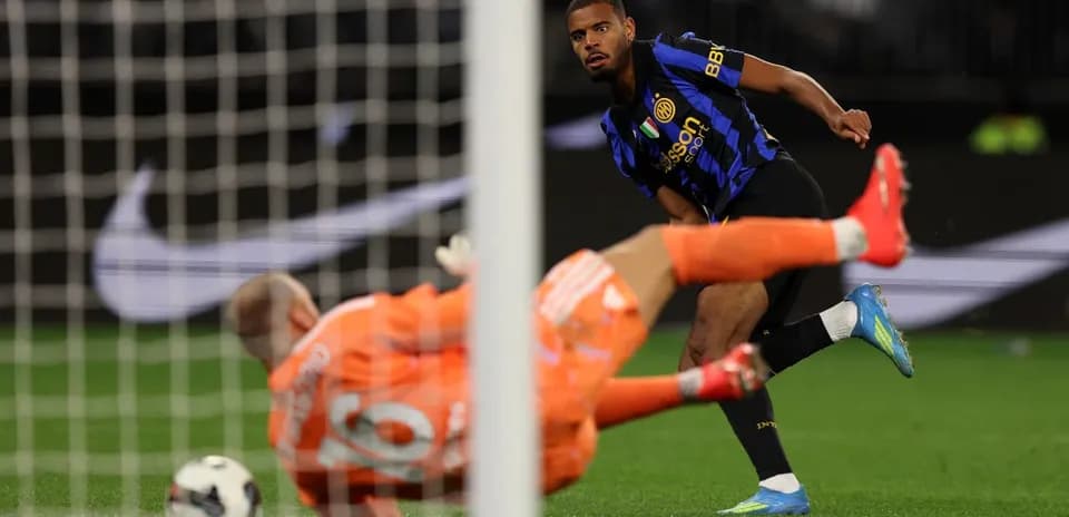 Jugador de Inter lanzando un penalti contra el portero