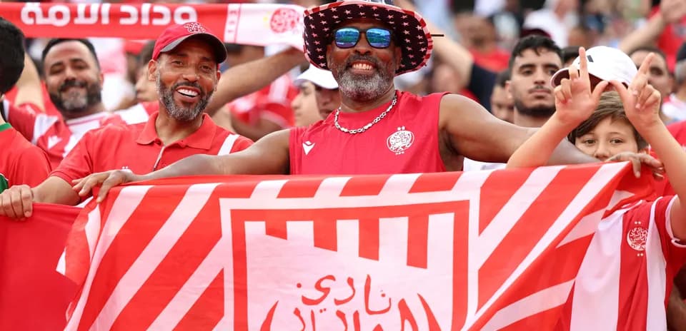Aficionados sosteniendo una bandera en el estadio