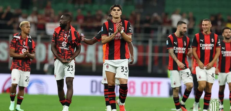 Jugadores del AC Milan celebrando en el campo