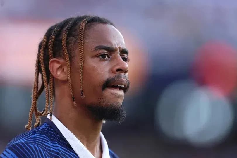 Jugador con trenzas en campo de fútbol