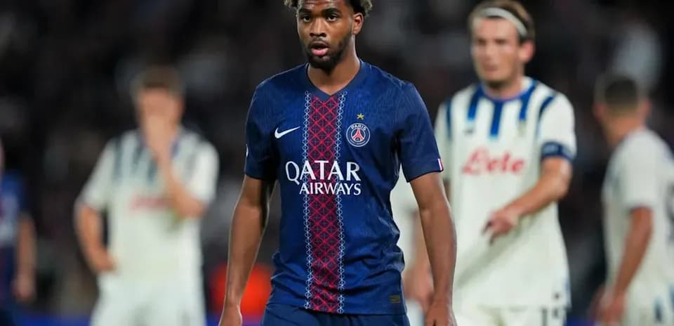Jugador de PSG caminando en el campo de juego