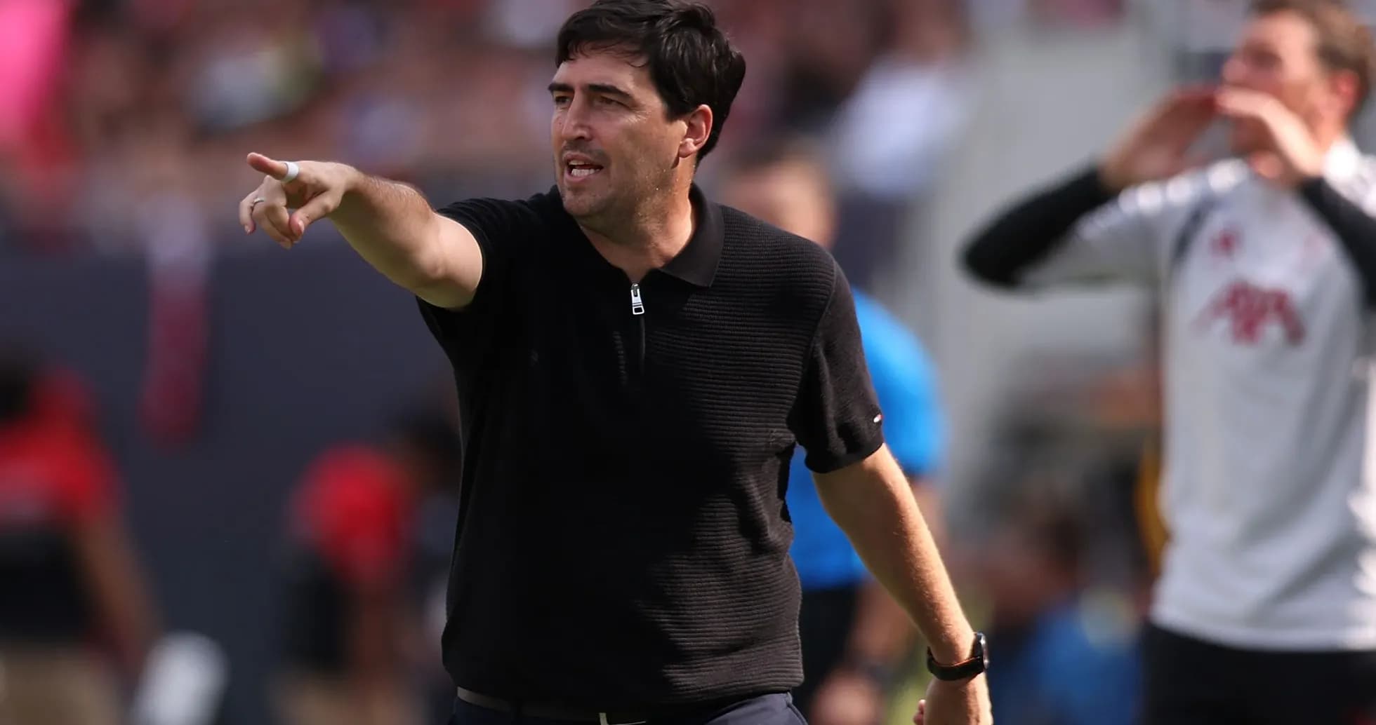 Entrenador dirigiendo a su equipo en el partido