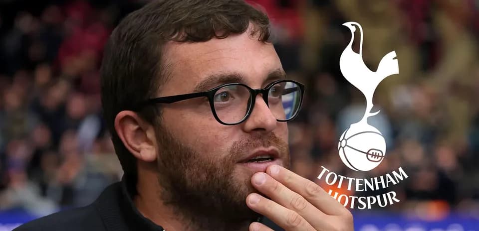 Hombre pensativo en un partido de Tottenham Hotspur