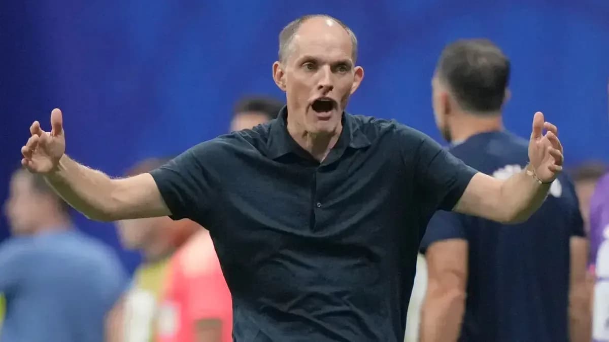 Entrenador gesticulando durante un partido de fútbol