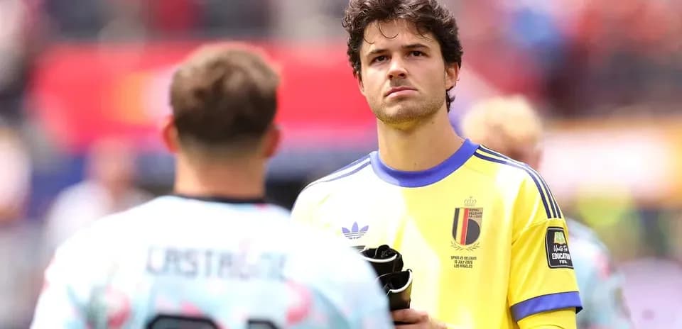 Portero belga en el campo antes del partido