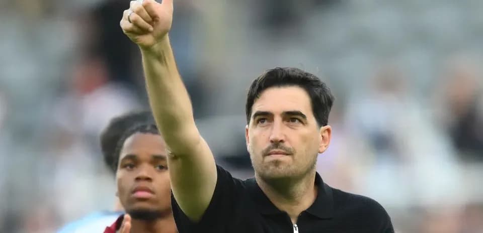 Entrenador levantando el pulgar en el estadio