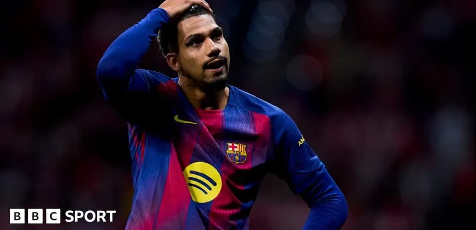 Jugador de Barcelona con gesto de frustración en el campo