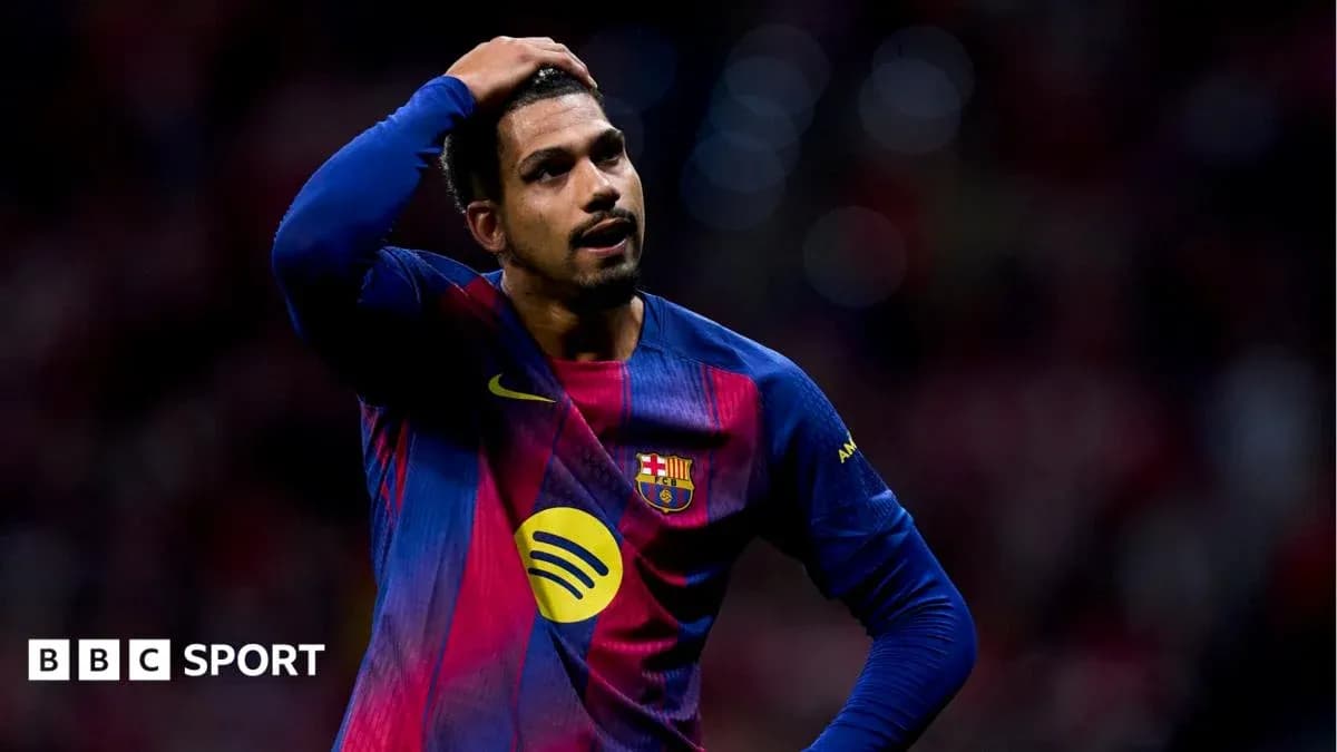 Jugador de Barcelona con gesto de frustración en el campo