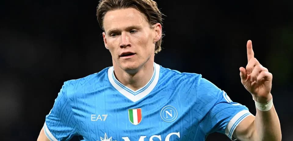 Jugador de Napoli señalando después de anotar un gol
