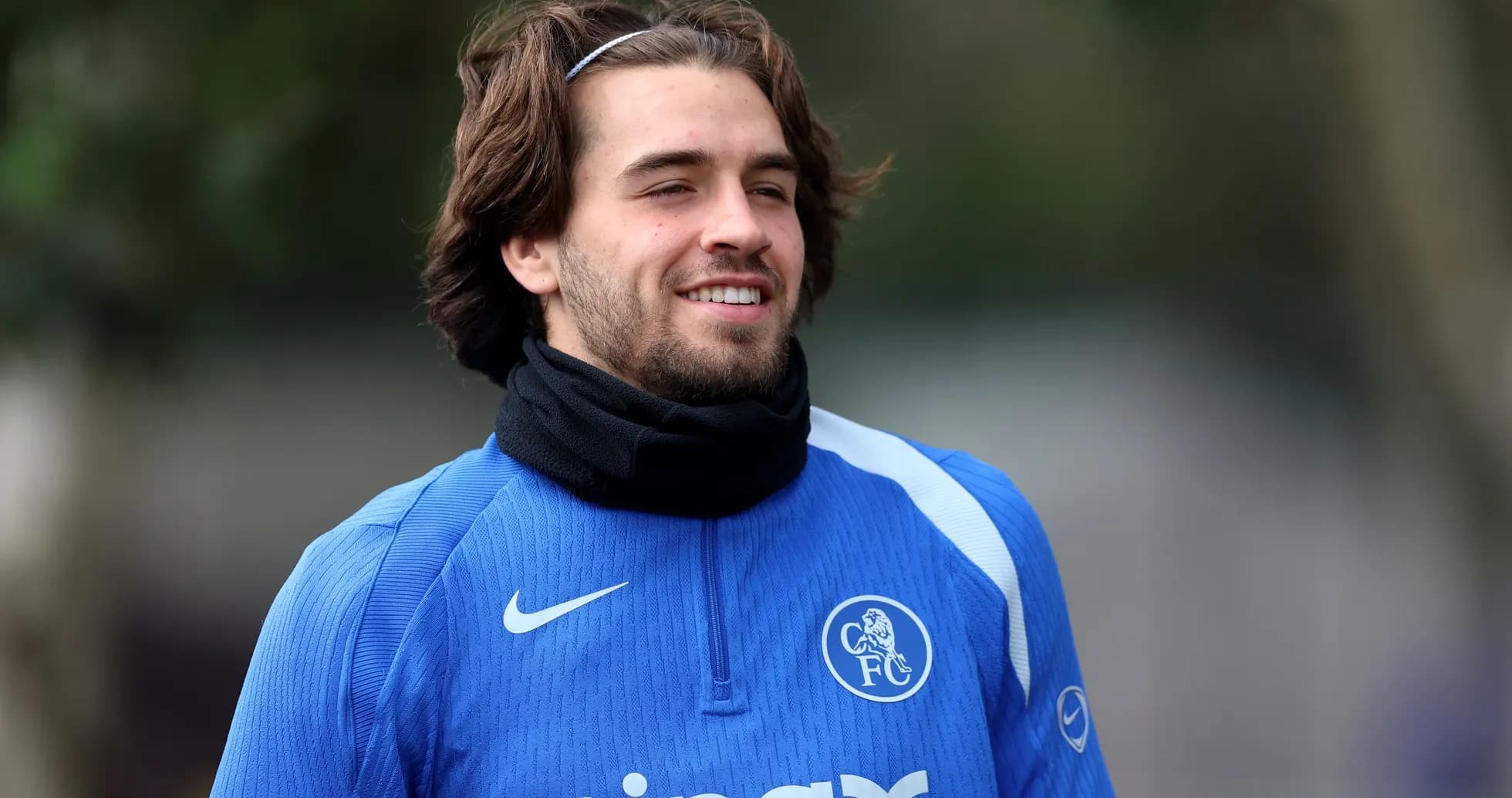 Jugador entrenando con camiseta azul en el campo