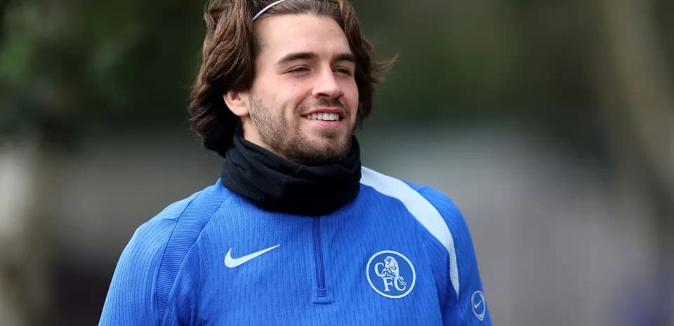 Jugador entrenando con camiseta azul en el campo