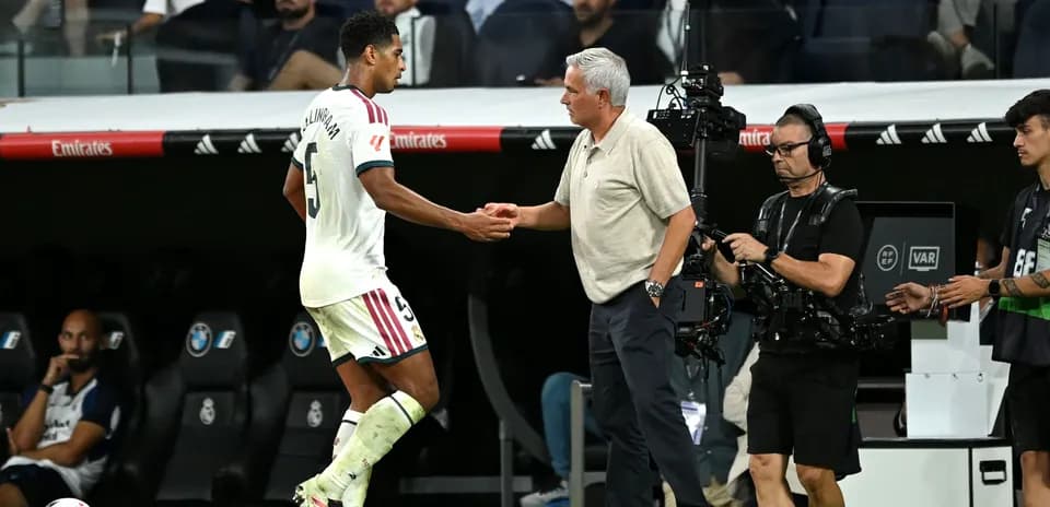 Jugador saludando al entrenador en el banquillo