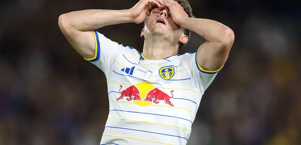 Jugador de Leeds United con frustración tras jugada