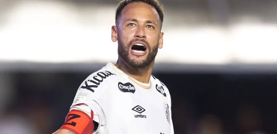 Jugador enérgico con camiseta de Santos en partido