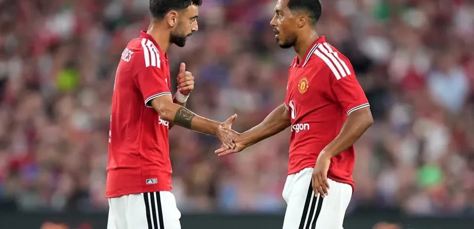 Jugadores de Manchester United conversando durante partido