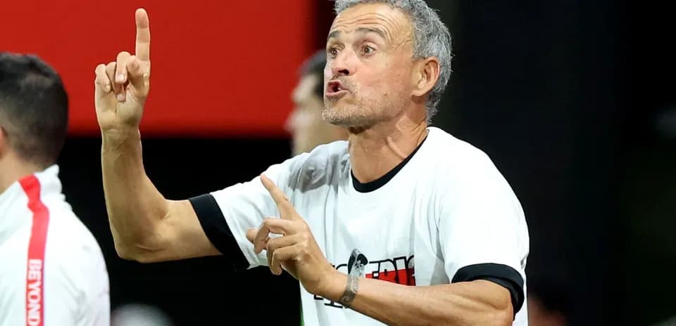 Entrenador dirigiendo a su equipo desde la banda