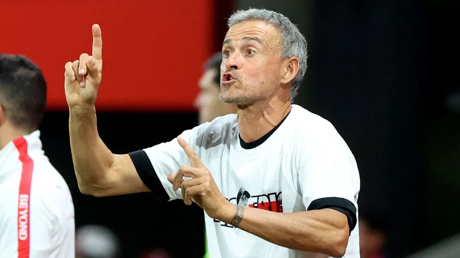 Entrenador dirigiendo a su equipo desde la banda