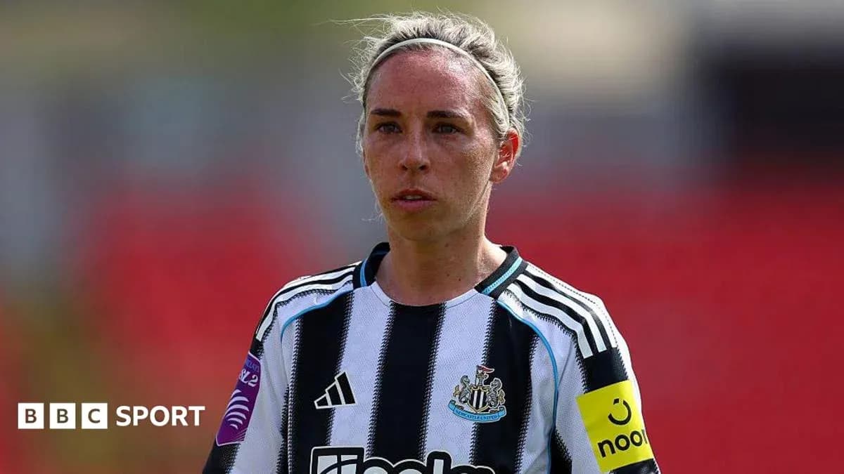 Jugadora de Newcastle con camiseta de rayas en campo
