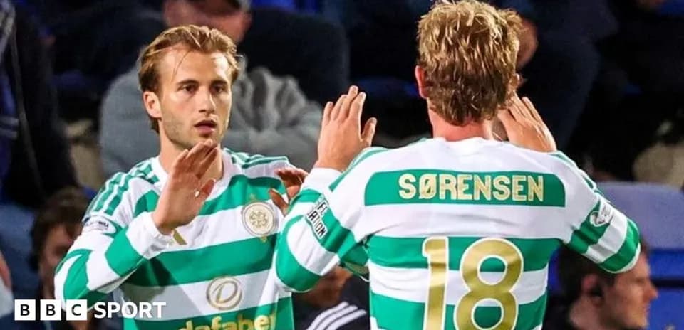 Jugadores de Celtic celebrando en el campo