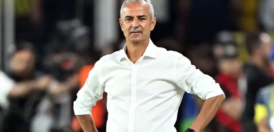 Entrenador observando el partido desde la línea lateral