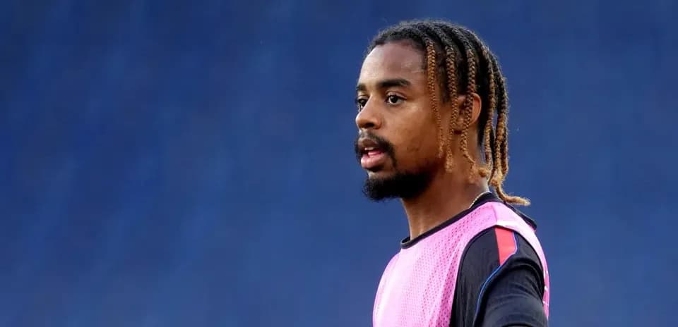 Jugador con camiseta rosa en sesión de entrenamiento