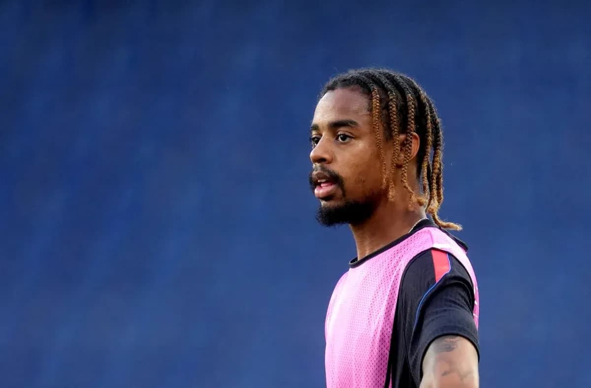 Jugador con camiseta rosa en sesión de entrenamiento