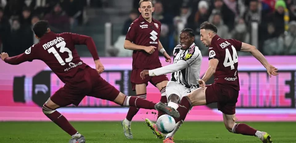 Jugador de Juventus en acción contra Torino