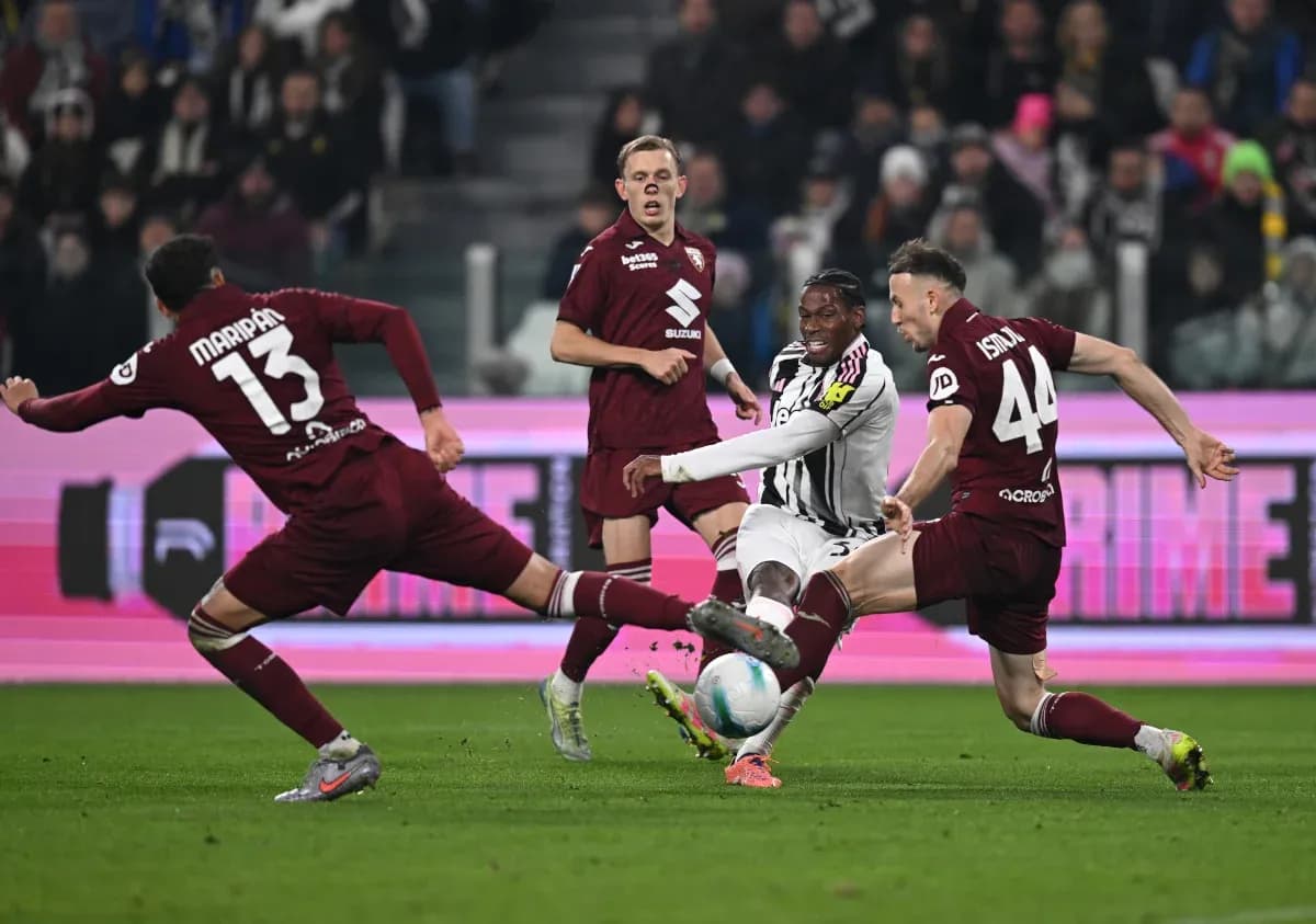 Jugador de Juventus en acción contra Torino