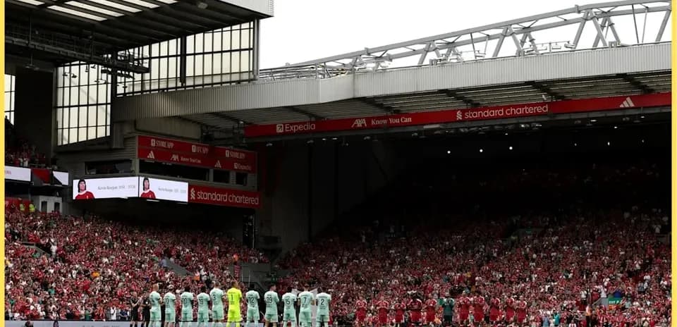 Equipos alineados en Anfield antes del partido