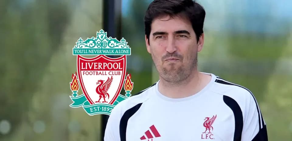 Entrenador de Liverpool en campo de entrenamiento