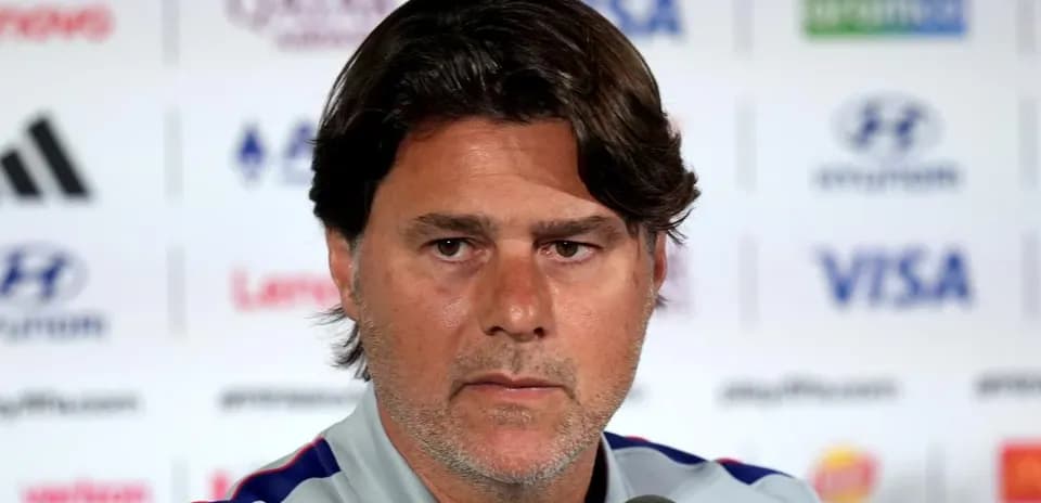 Entrenador en conferencia de prensa