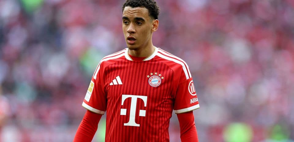 Jugador de Bayern Múnich en uniforme rojo durante partido