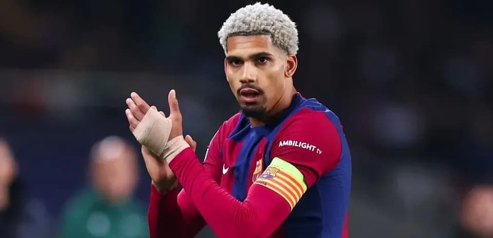 Jugador aplaudiendo con camiseta del FC Barcelona