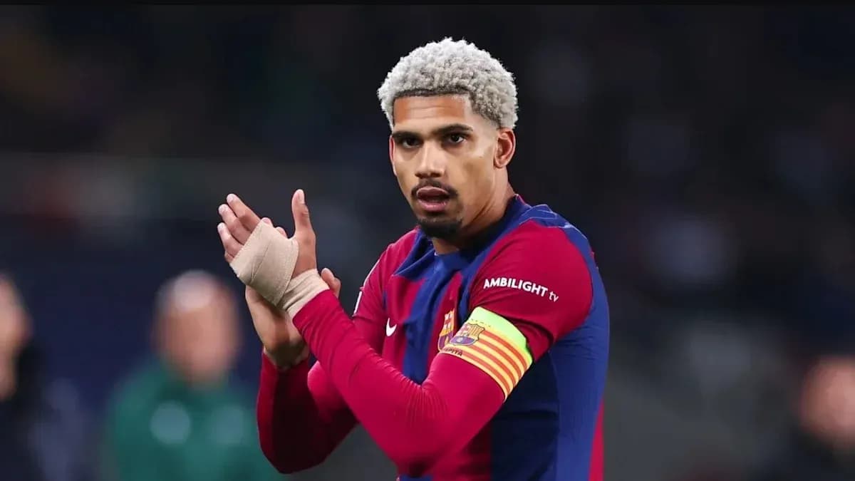 Jugador aplaudiendo con camiseta del FC Barcelona