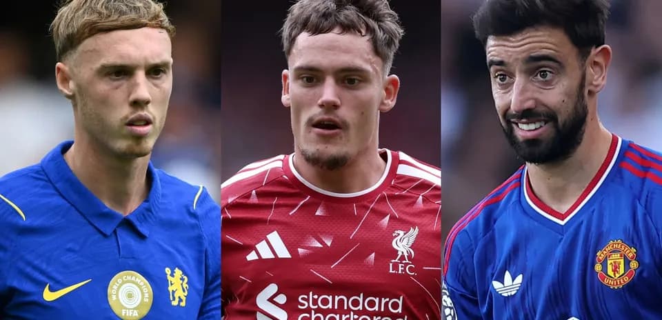 Tres jugadores de fútbol en camisetas de sus equipos