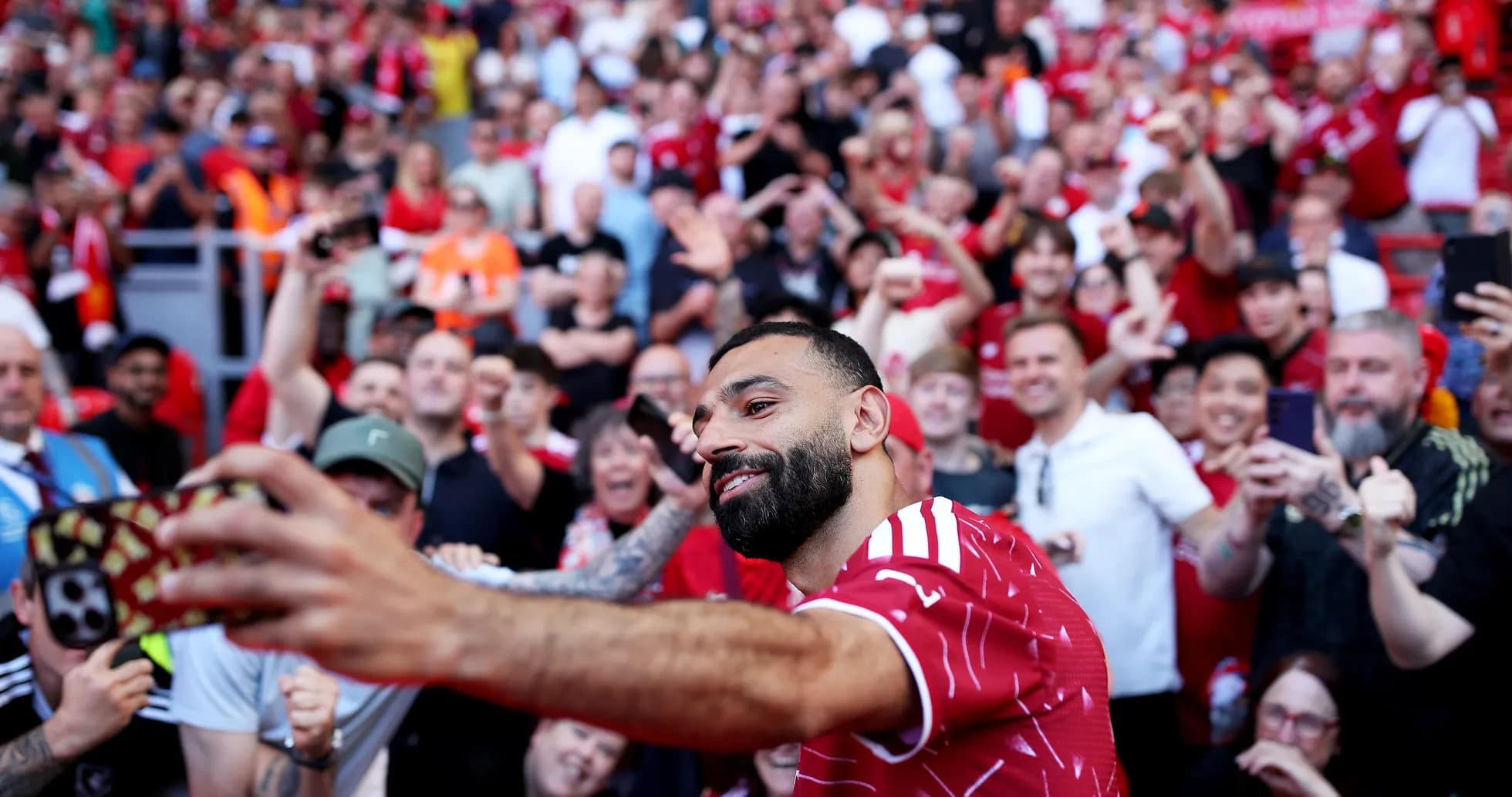 Jugador celebrando con aficionados en el estadio