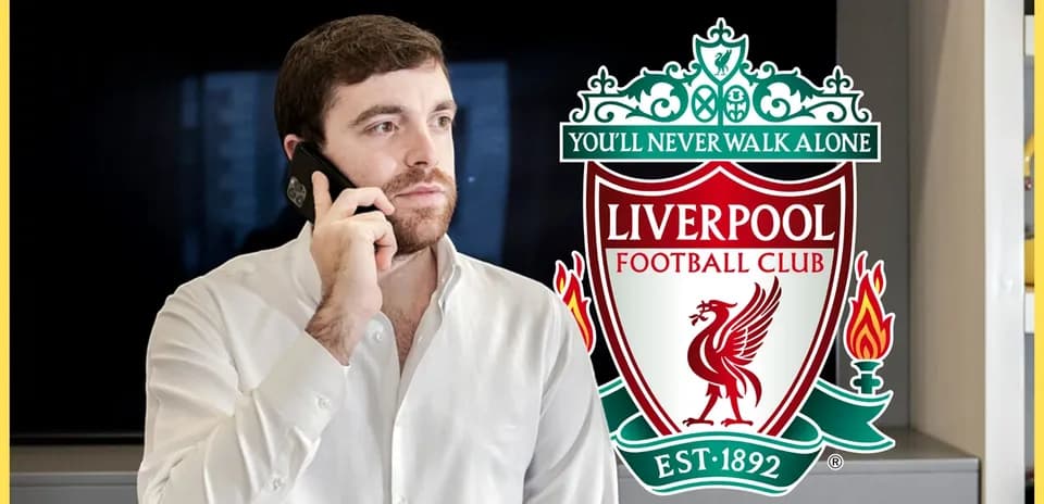 Hombre hablando por teléfono junto al logo de Liverpool