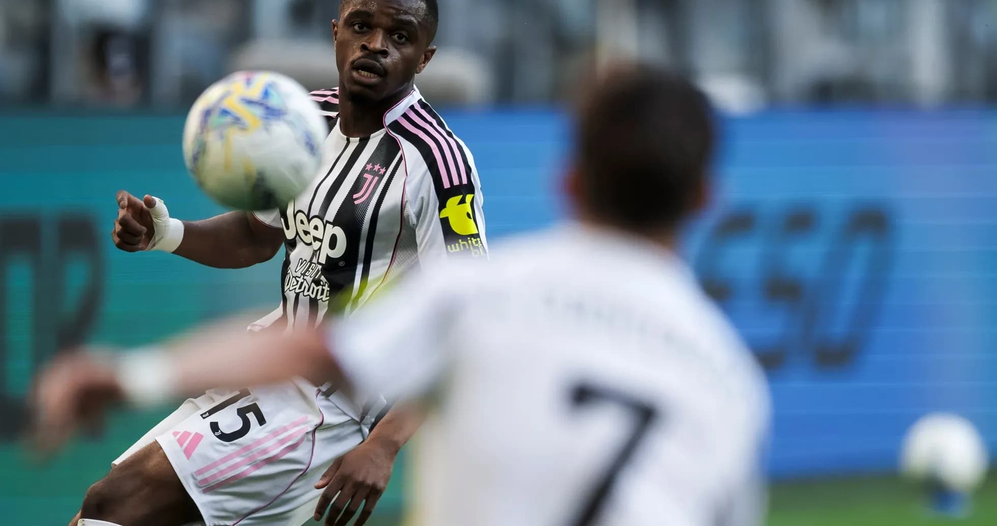 Jugador de Juventus controla el balón en el partido