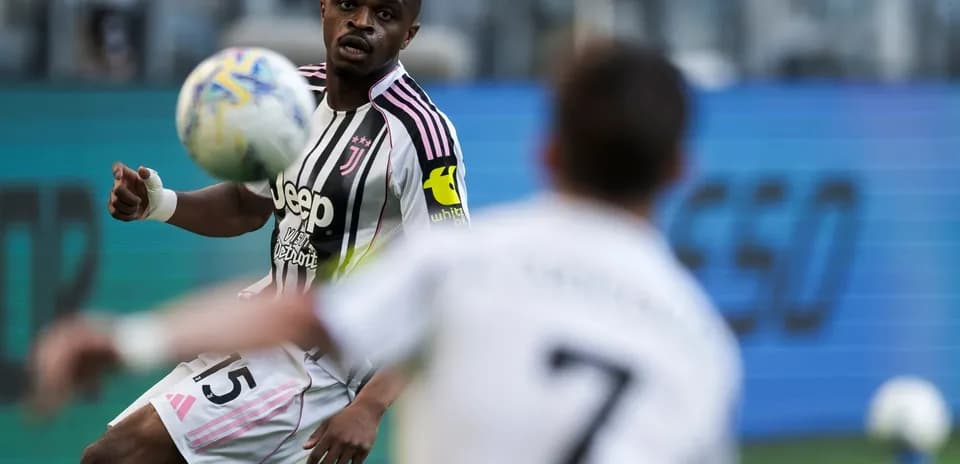 Jugador de Juventus controla el balón en el partido