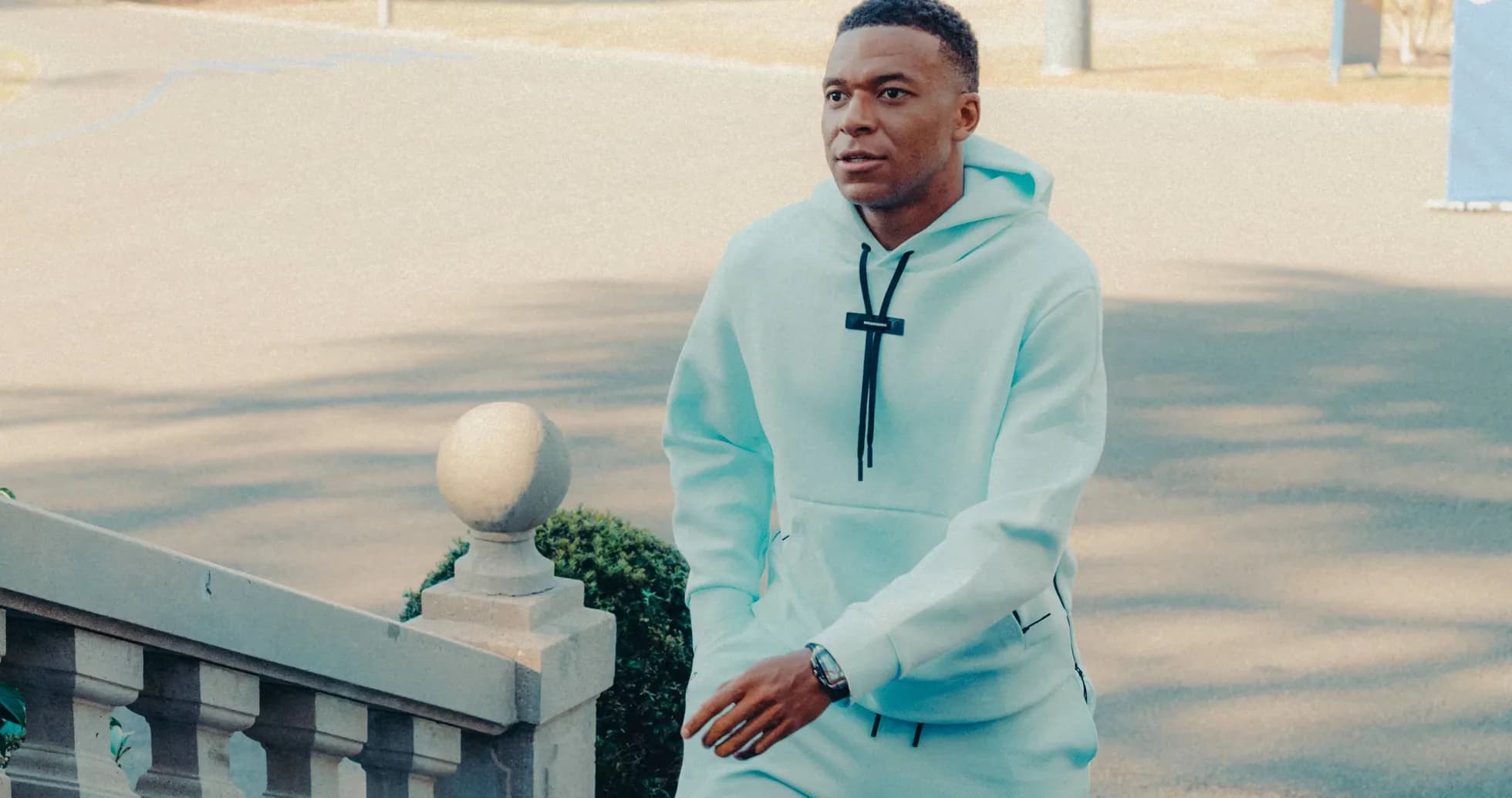 Jugador caminando por escaleras con sudadera azul