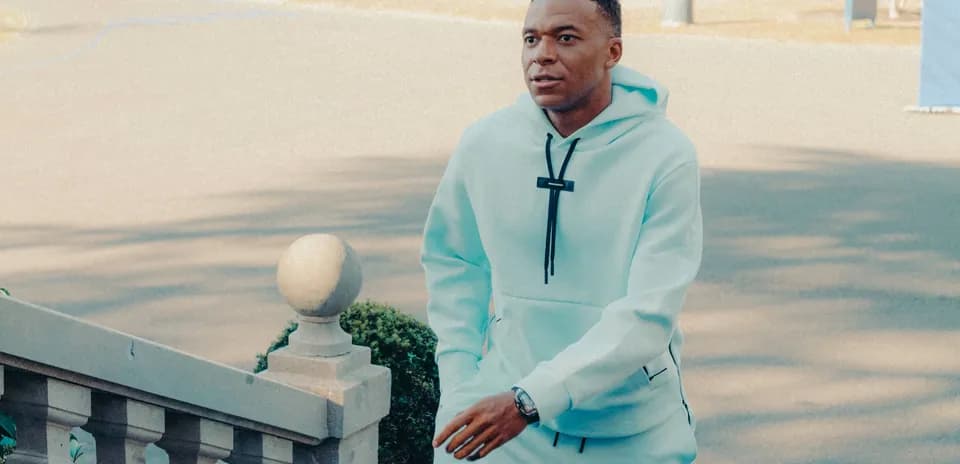 Jugador caminando por escaleras con sudadera azul