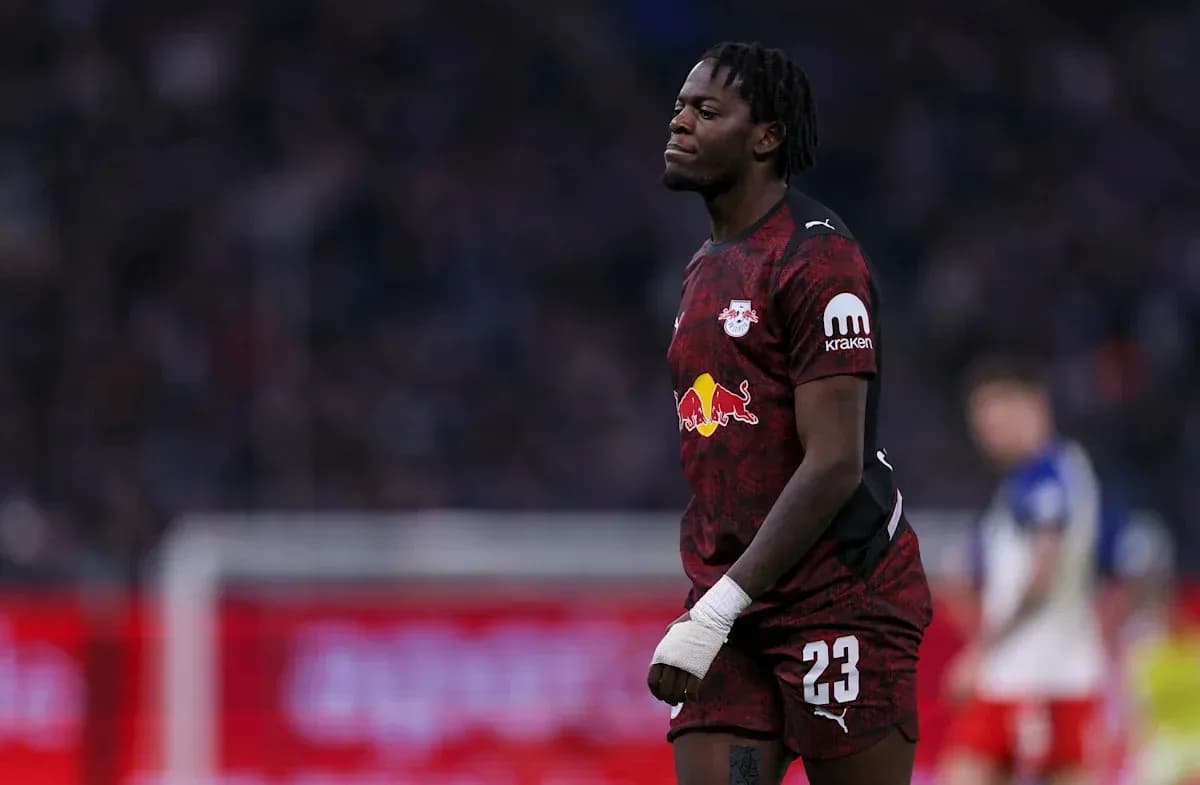 Portero de RB Leipzig con vendaje en la mano