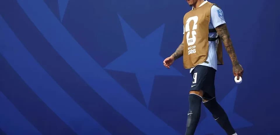 Jugador caminando con chaleco de entrenamiento FIFA