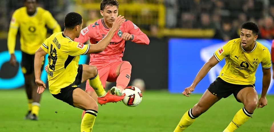 Jugadores de Dortmund y Werder Bremen disputando el balón