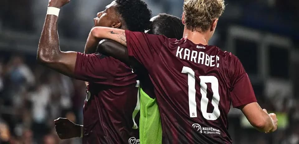 Jugadores de Sparta Praha celebrando un gol