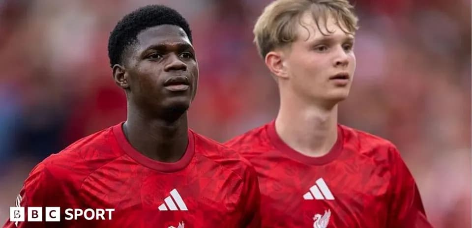Jugadores de Liverpool en el campo durante el partido