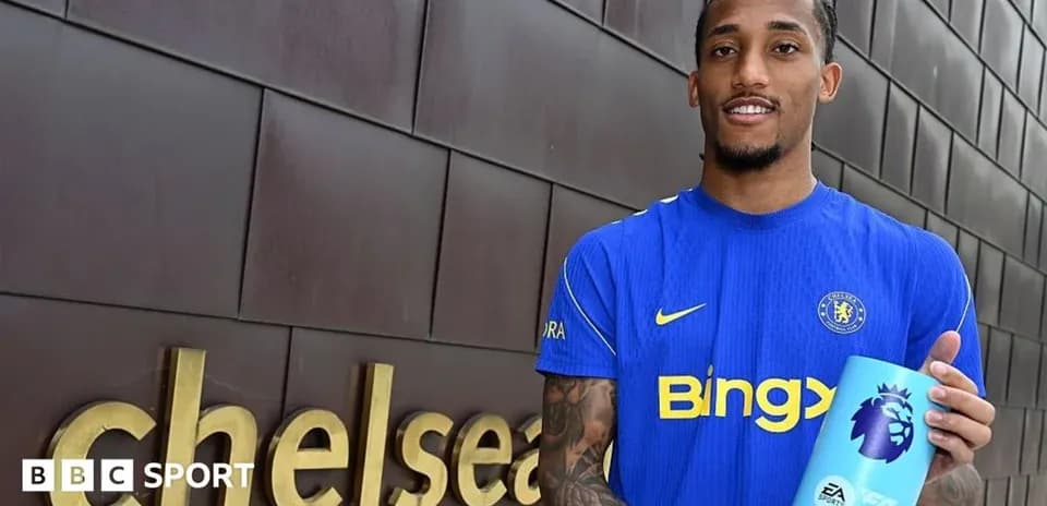 Jugador de Chelsea mostrando trofeo de Premier League