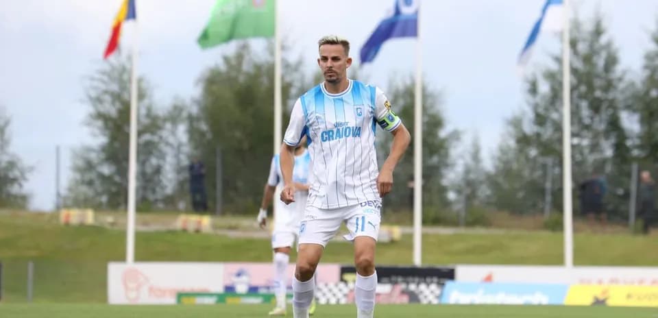 Jugador de Universitatea Craiova en acción