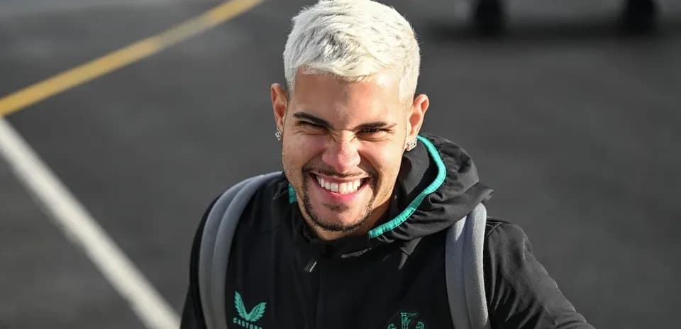 Jugador sonriendo con chaqueta de Newcastle United