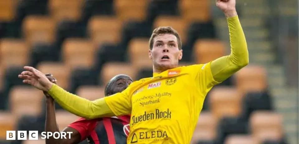 Jugador amarillo saltando para disputar el balón